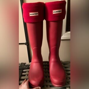 Hunter Sz 10 Women’s Original Tall Matte Red Rainboots + Fleece Boot Socks